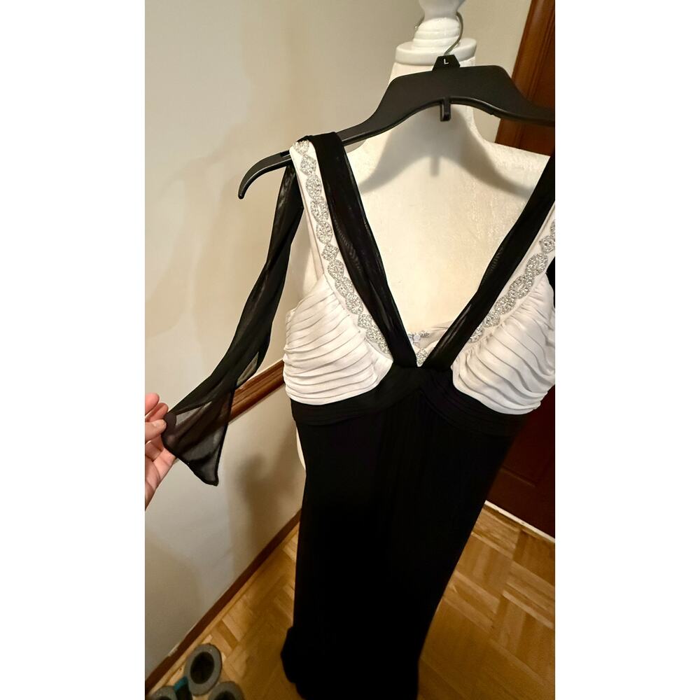 Alex Evenings Beaded Black & Ivory Formal Gown Size 6 - Picture 5 of 13